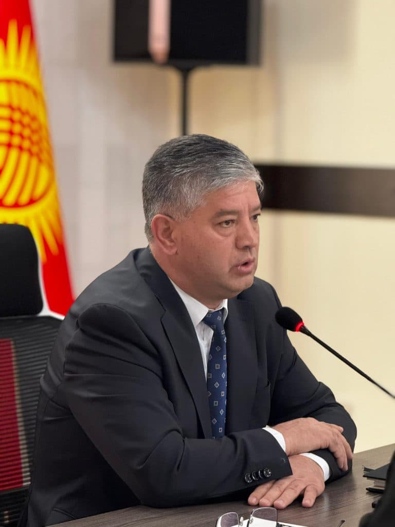 오늘 키르기스스탄 공화국 대통령 직속 투자국의 이사인 라브샨벡 아자토비치 사비로프가 기관 직원들과의 첫 만남을 가졌습니다.