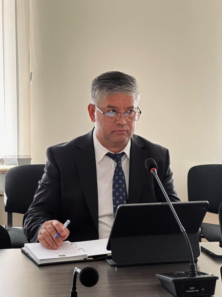 Бүгүн Кыргыз Республикасынын Президентине караштуу Инвестициялар боюнча улуттук агенттиктин директору Равшанбек Азатович Сабиров Кытайдын «Чэньси Интернэшнл» компаниясынын өкүлдөрү менен жолугушуу өткөрдү. Компания дүйнөнүн ар кайсы өлкөлөрүндө ири инфраструктуралык жана өнөр жай долбоорлорун ишке ашыруу боюнча адистешкен.