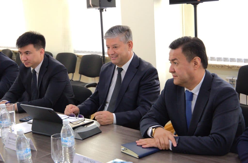 오늘 비슈케크에서 키르기스 공화국 대통령 직속 투자국의 이사인 라브샨벡 사비로프가 국제 무역 센터(EAEU) 시장 개발 부서의 이사인 몬더 미문과 만났습니다.