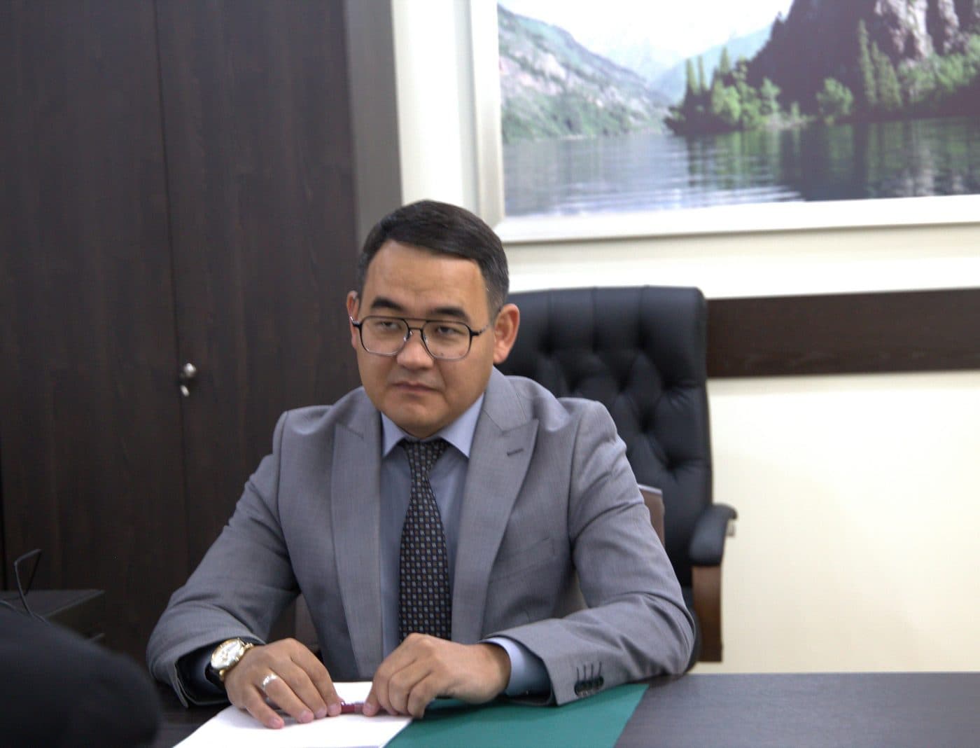 2025년 10월 1일, 키르기스스탄 공화국 투자국장 R.A. 사비로프와 터키 공화국에서 키르기스스탄 공화국 경제 및 무역부의 무역 대표인 에센굴 우루 치잉기즈 간의 업무 회의가 열렸습니다.