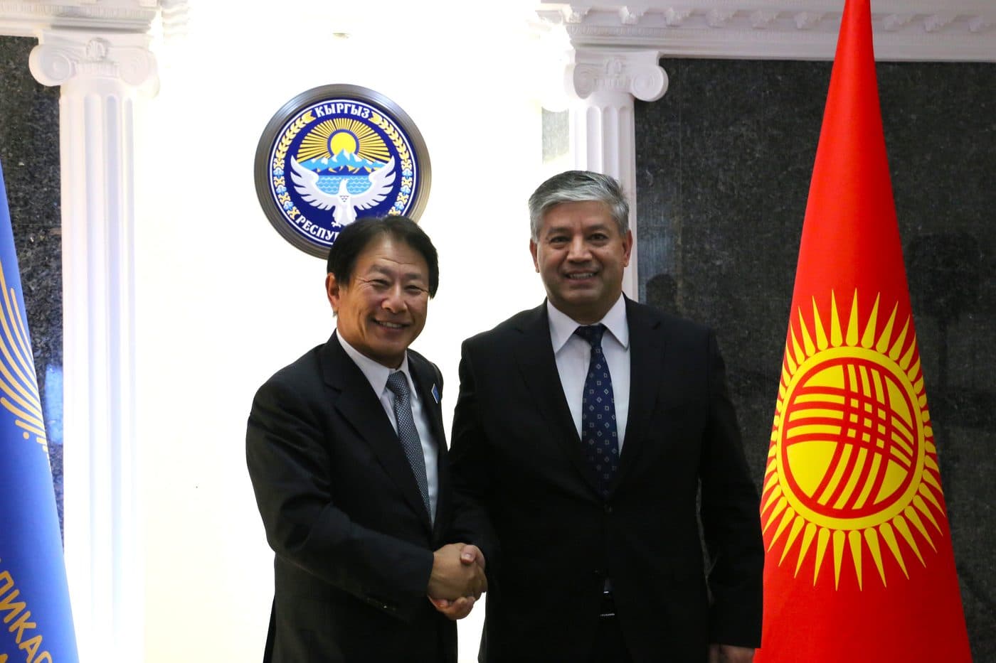 2025-жылдын 10-октябрында Кыргыз Республикасынын Президентине караштуу Инвестициялар боюнча улуттук агенттиктин директору Равшанбек Сабиров Япониянын ички иштер жана байланыш экс-министри, Кыргыз–Япония экономикалык кызматташтык ассоциациясынын төрагасы, Кыргыз Республикасынын Япониядагы Элчисинин кеңешчиси, И.Арабаев атындагы КМУнун ардактуу профессору Тарутоко Шинжи мырза менен жолукту.