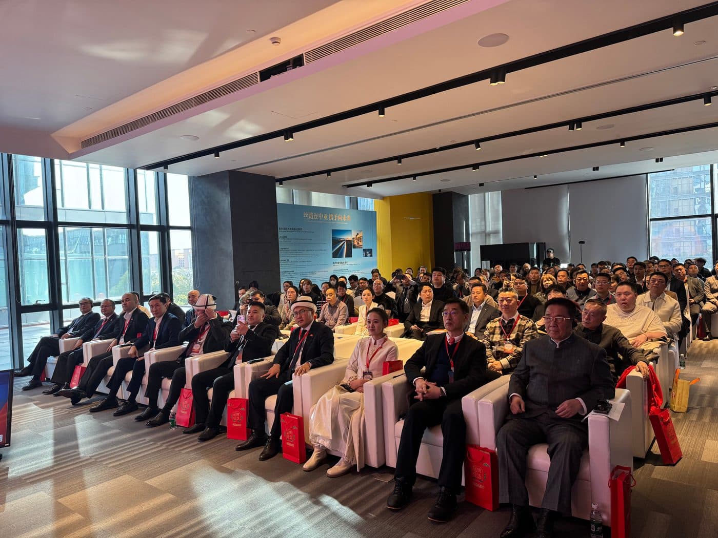 키르기스스탄과 중국: 투자 협력의 새로운 방향과 비즈니스와의 직접 대화