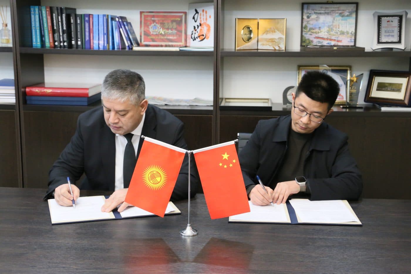 공화국 대통령 직속 투자국이 "중국-키르기스 국제 담배 회사"와 협력에 관한 양해각서에 서명했습니다.