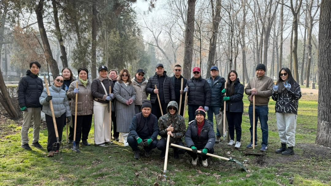 키르기스스탄 공화국 대통령 직속 투자국 직원들이 자원봉사에 참여하다