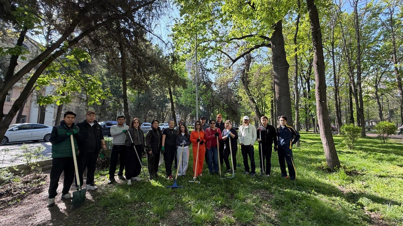 키르기스스탄 공화국 대통령 직속 투자국 직원들이 청소 행사에 참여