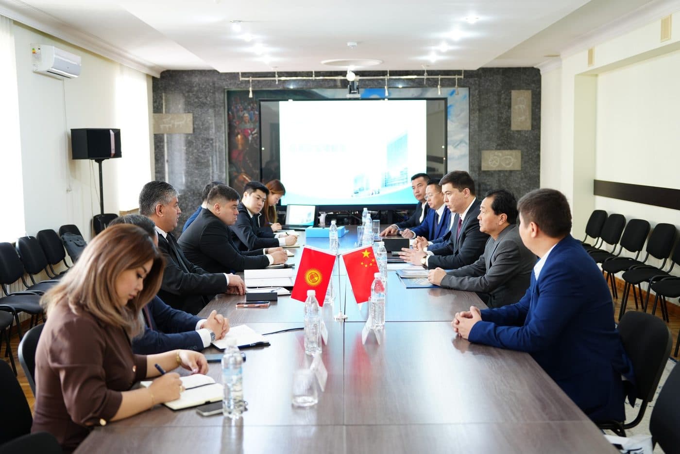 중국 기업들과 투자 기금과의 회의가 열렸다: 키르기스스탄의 투자 프로젝트 논의
