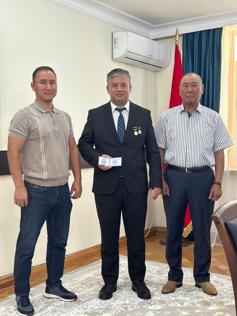 Олуттуу салымы жана жигердүү жарандык позициясы үчүн Кыргыз Республикасынын Президентине караштуу Инвестициялар боюнча улуттук агенттигинин директору Сабиров Равшанбек Азатович «Билим берүү жана илим кызматкерлеринин кесиптик бирлигинин отличниги» төш белгиси жана юбилейлик медалы менен сыйланды.