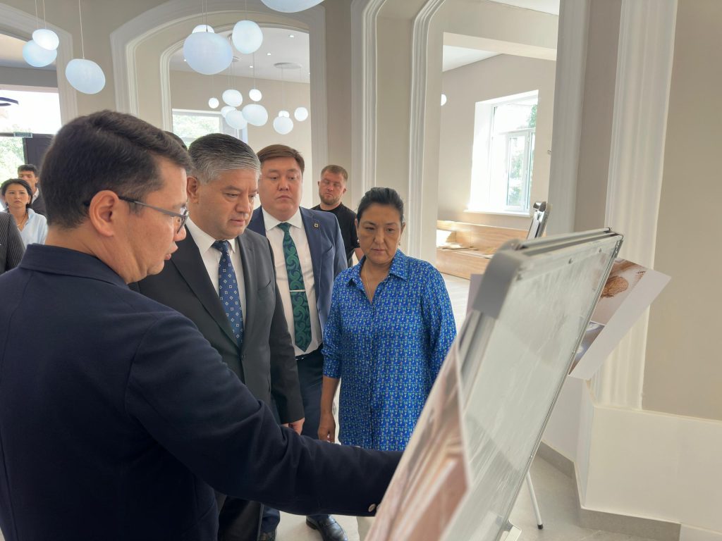 Кыргыз Республикасынын Президентине караштуу Инвестициялар боюнча улуттук агенттиктин директору Равшанбек Сабиров 2025-жылдын 3-сентябрында Мамлекеттик-жеке өнөктөштүк борборунун ири долбоорлорунун бири — «Кыргыз Республикасынын Эл аралык университетин Инновациялык билим берүү кластерин түзүү жолу менен модернизациялоо» долбоорунун ишке ашырылышы боюнча жыйын өткөрдү.