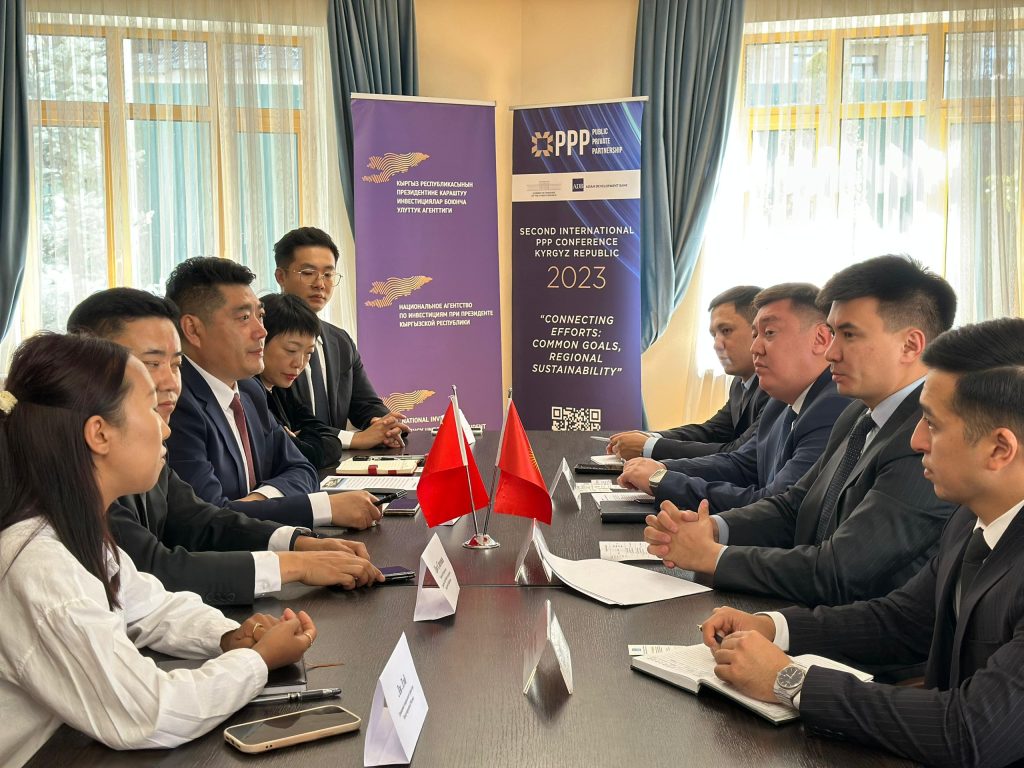 Кыргызстан менен Кытай МЖӨ алкагында жана «Бир алкак — Бир жол» демилгеси çeтегинде жаңы долбоорлорду караштырууда. Улуттук инвестициялар агенттигинде Кытай архитектуралык долбоорлоо академиясынын делегациясы менен жолугушуу өттү. Анда курулуш, шаар куруу жана социалдык турак жай тармагындагы долбоорлор, ошондой эле экспорттук потенциалы бар жыйноочу завод түзүү мүмкүнчүлүгү талкууланды. Тараптар өз ара кызыгууларын билдирип, кызматташтыктын конкреттүү форматтарын мындан ары иштеп чыгууну макулдашышты.