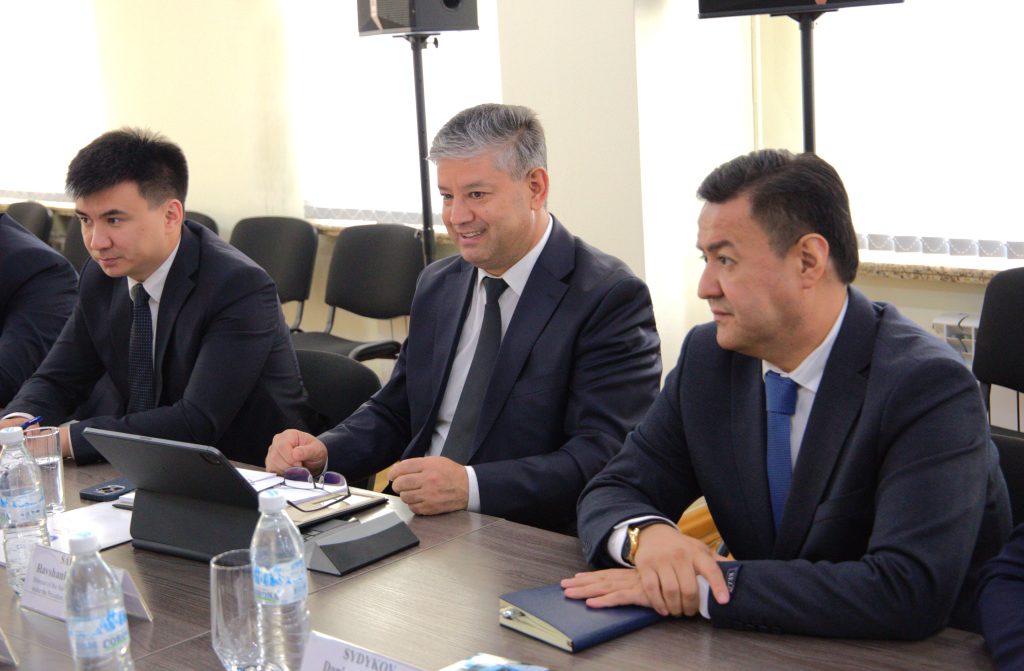 Бүгүн Бишкек шаарында Кыргыз Республикасынын Президентине караштуу Инвестициялар боюнча улуттук агенттиктин директору Равшанбек Сабиров Эл аралык соода борборунун (ЭАСБ) рынокторду өнүктүрүү департаментинин директору Мондэр Мимуни менен жолугушту.