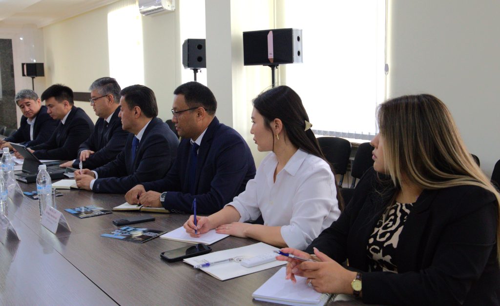 Бүгүн Бишкек шаарында Кыргыз Республикасынын Президентине караштуу Инвестициялар боюнча улуттук агенттиктин директору Равшанбек Сабиров Эл аралык соода борборунун (ЭАСБ) рынокторду өнүктүрүү департаментинин директору Мондэр Мимуни менен жолугушту.