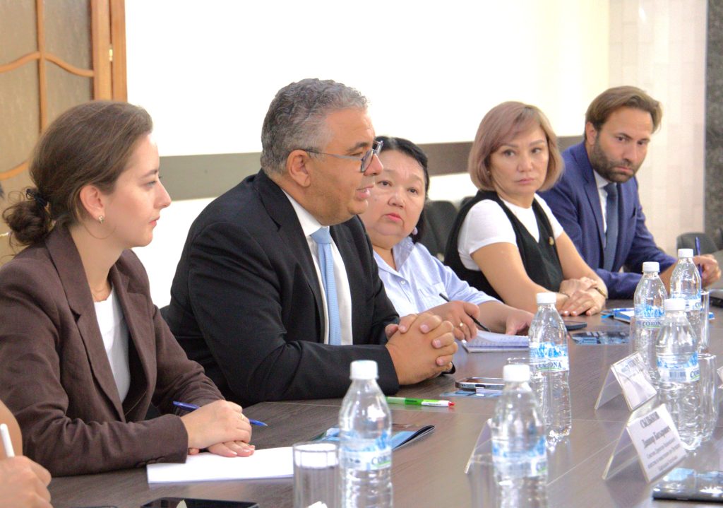 Бүгүн Бишкек шаарында Кыргыз Республикасынын Президентине караштуу Инвестициялар боюнча улуттук агенттиктин директору Равшанбек Сабиров Эл аралык соода борборунун (ЭАСБ) рынокторду өнүктүрүү департаментинин директору Мондэр Мимуни менен жолугушту.