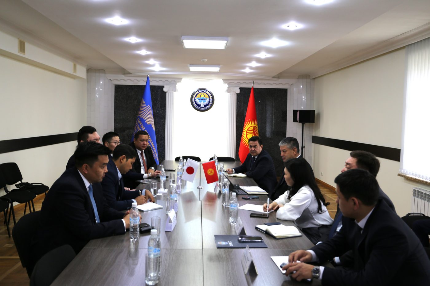 Бүгүн Кыргыз Республикасынын Президентине караштуу Инвестициялар боюнча улуттук агенттиктин директору Равшанбек Сабиров Япония жана Монголиядан келген дүйнөлүк спорттун легендасы, ёкозуна, сумо боюнча 69-жолку чемпион Хакухо Шо баштаган делегация менен жолугушту.