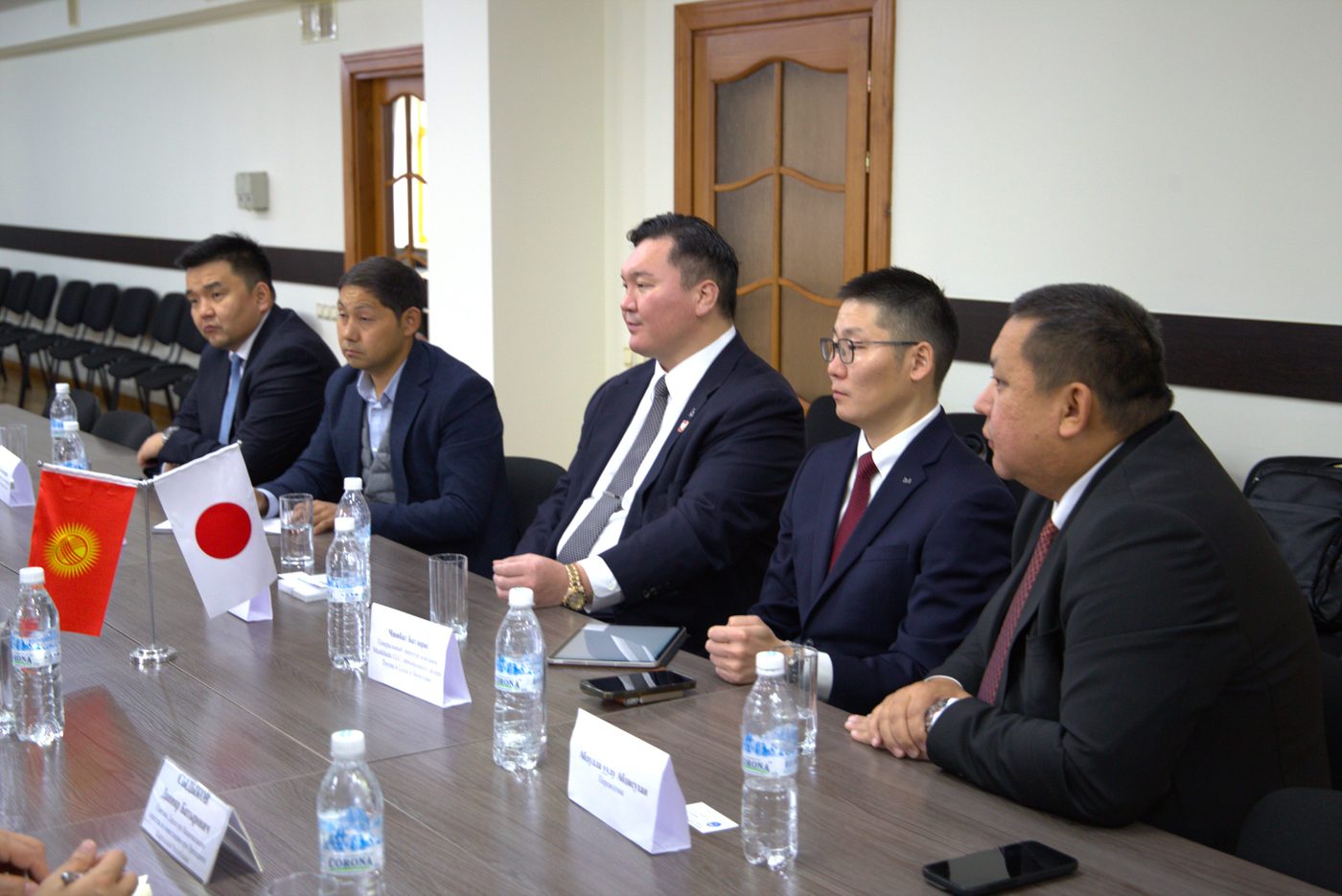 Бүгүн Кыргыз Республикасынын Президентине караштуу Инвестициялар боюнча улуттук агенттиктин директору Равшанбек Сабиров Япония жана Монголиядан келген дүйнөлүк спорттун легендасы, ёкозуна, сумо боюнча 69-жолку чемпион Хакухо Шо баштаган делегация менен жолугушту.