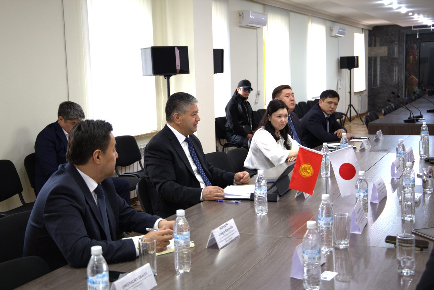 Бүгүн Кыргыз Республикасынын Президентине караштуу Инвестициялар боюнча улуттук агенттиктин директору Равшанбек Сабиров Япония жана Монголиядан келген дүйнөлүк спорттун легендасы, ёкозуна, сумо боюнча 69-жолку чемпион Хакухо Шо баштаган делегация менен жолугушту.