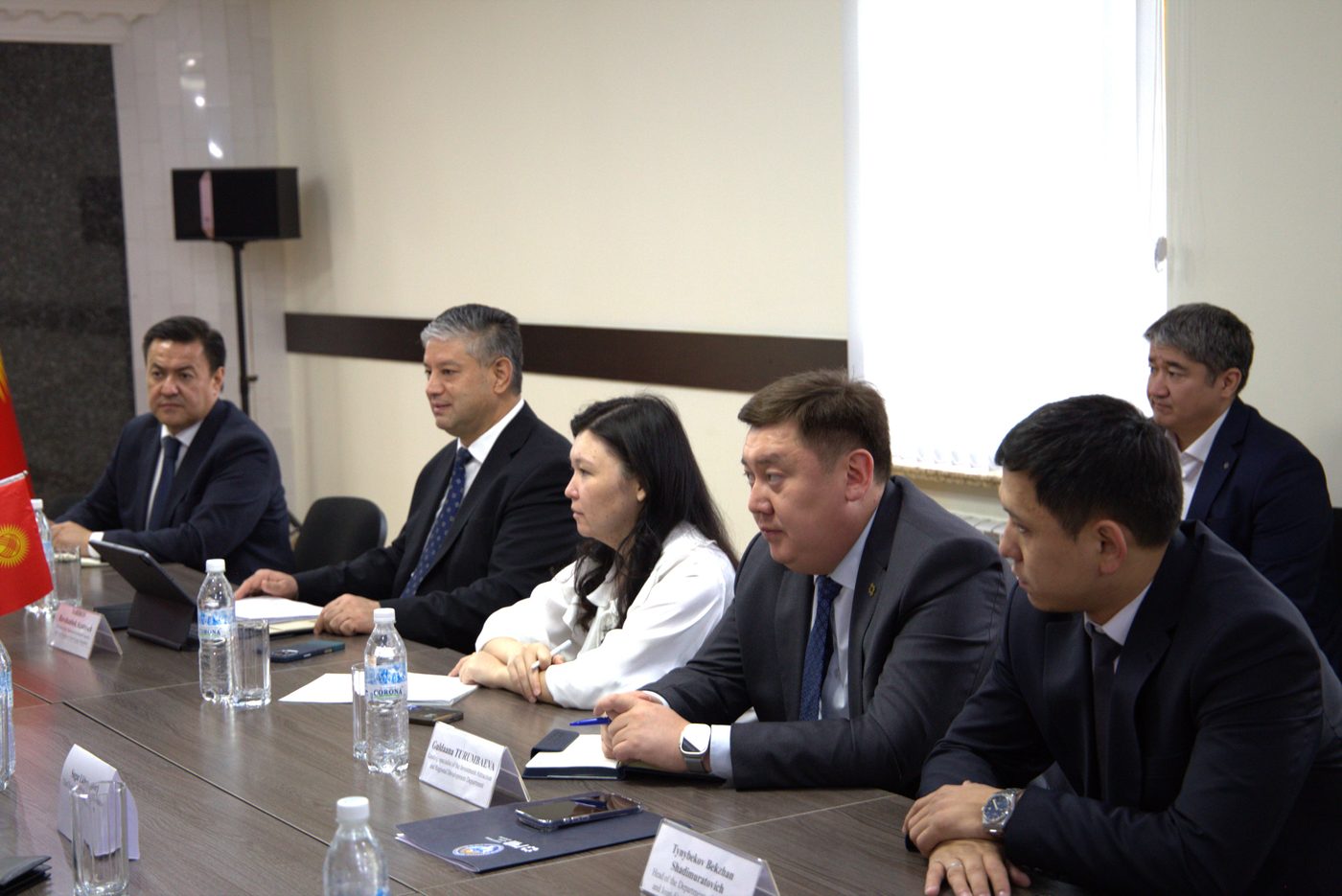 Бүгүн Кыргыз Республикасынын Президентине караштуу Инвестициялар боюнча улуттук агенттиктин директору Равшанбек Сабиров Япония жана Монголиядан келген дүйнөлүк спорттун легендасы, ёкозуна, сумо боюнча 69-жолку чемпион Хакухо Шо баштаган делегация менен жолугушту.