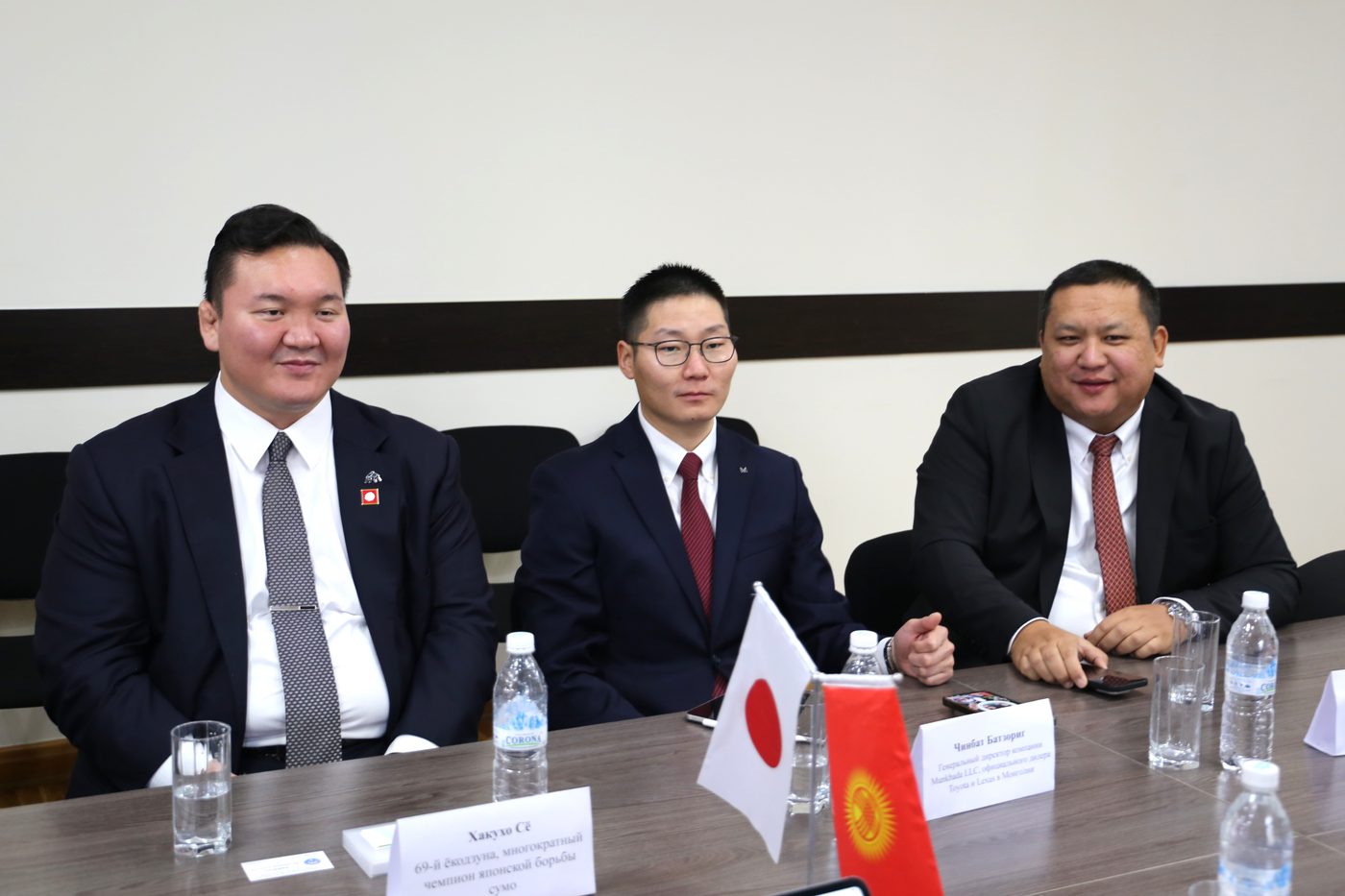 Бүгүн Кыргыз Республикасынын Президентине караштуу Инвестициялар боюнча улуттук агенттиктин директору Равшанбек Сабиров Япония жана Монголиядан келген дүйнөлүк спорттун легендасы, ёкозуна, сумо боюнча 69-жолку чемпион Хакухо Шо баштаган делегация менен жолугушту.