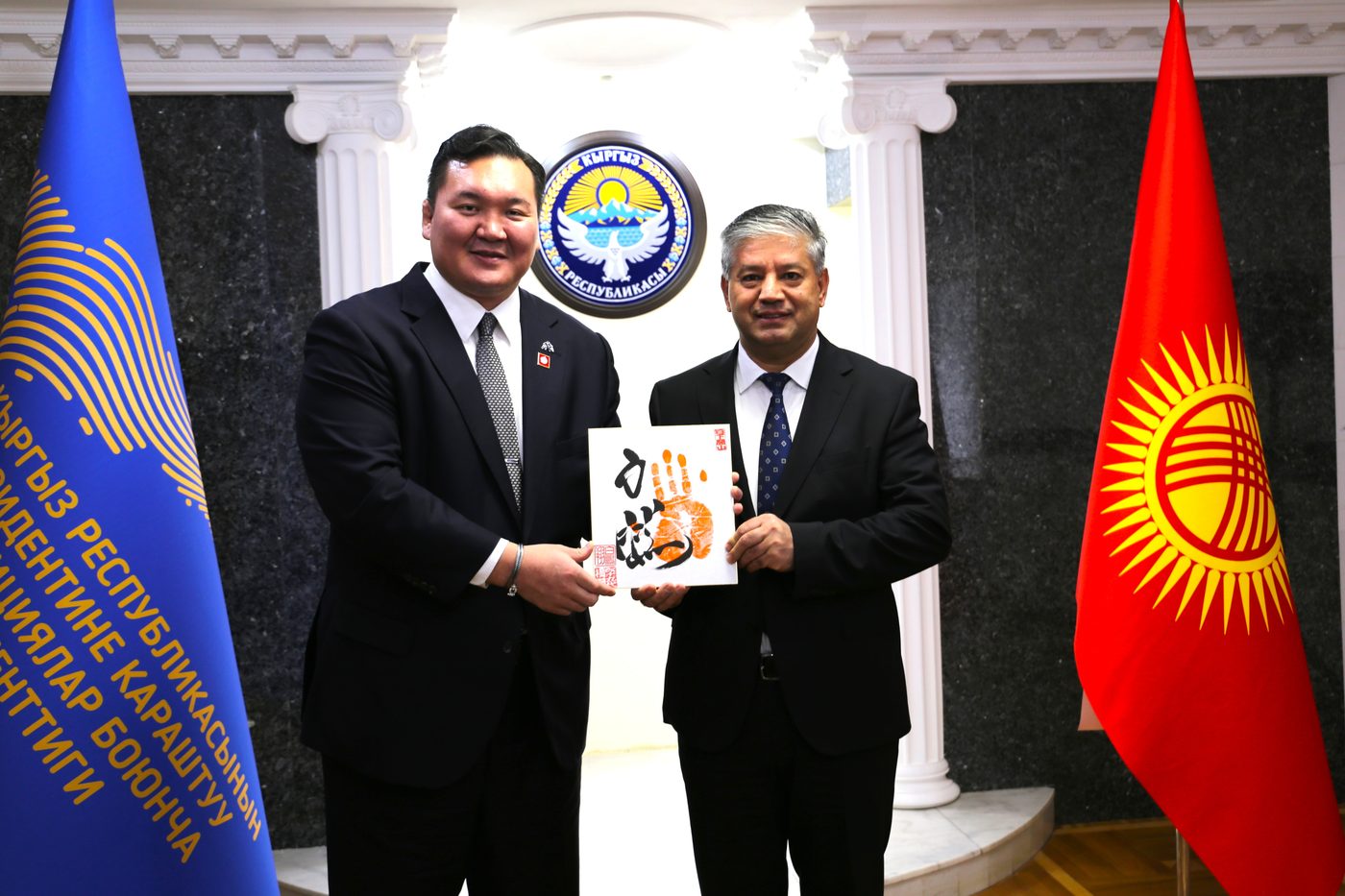 Бүгүн Кыргыз Республикасынын Президентине караштуу Инвестициялар боюнча улуттук агенттиктин директору Равшанбек Сабиров Япония жана Монголиядан келген дүйнөлүк спорттун легендасы, ёкозуна, сумо боюнча 69-жолку чемпион Хакухо Шо баштаган делегация менен жолугушту.