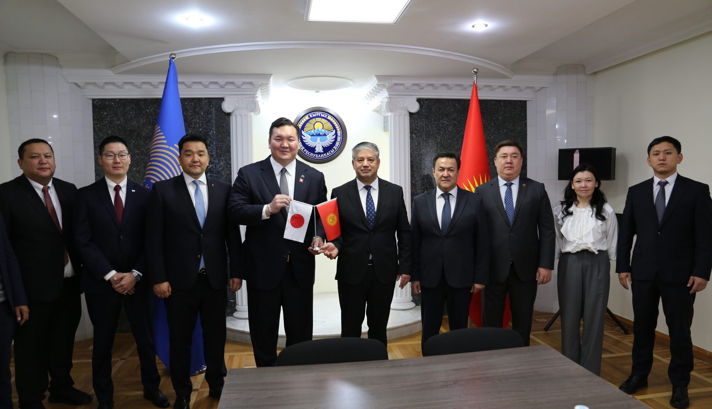 Бүгүн Кыргыз Республикасынын Президентине караштуу Инвестициялар боюнча улуттук агенттиктин директору Равшанбек Сабиров Япония жана Монголиядан келген дүйнөлүк спорттун легендасы, ёкозуна, сумо боюнча 69-жолку чемпион Хакухо Шо баштаган делегация менен жолугушту.