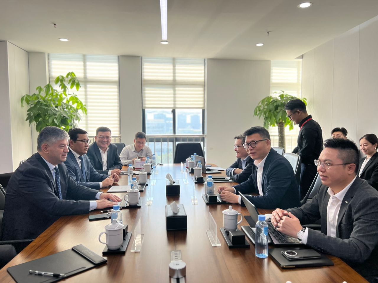 Кыргыз Республикасынын Президентине караштуу Инвестициялар боюнча Улуттук агенттиктин башчысы Кытай компаниялары менен бир катар жолугушууларды өткөрдү.