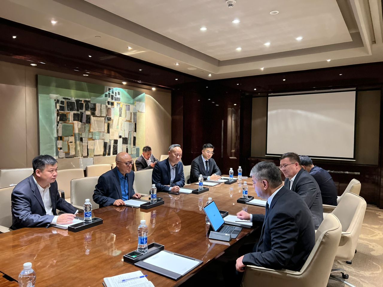 Кыргыз Республикасынын Президентине караштуу Инвестициялар боюнча Улуттук агенттиктин башчысы Кытай компаниялары менен бир катар жолугушууларды өткөрдү.