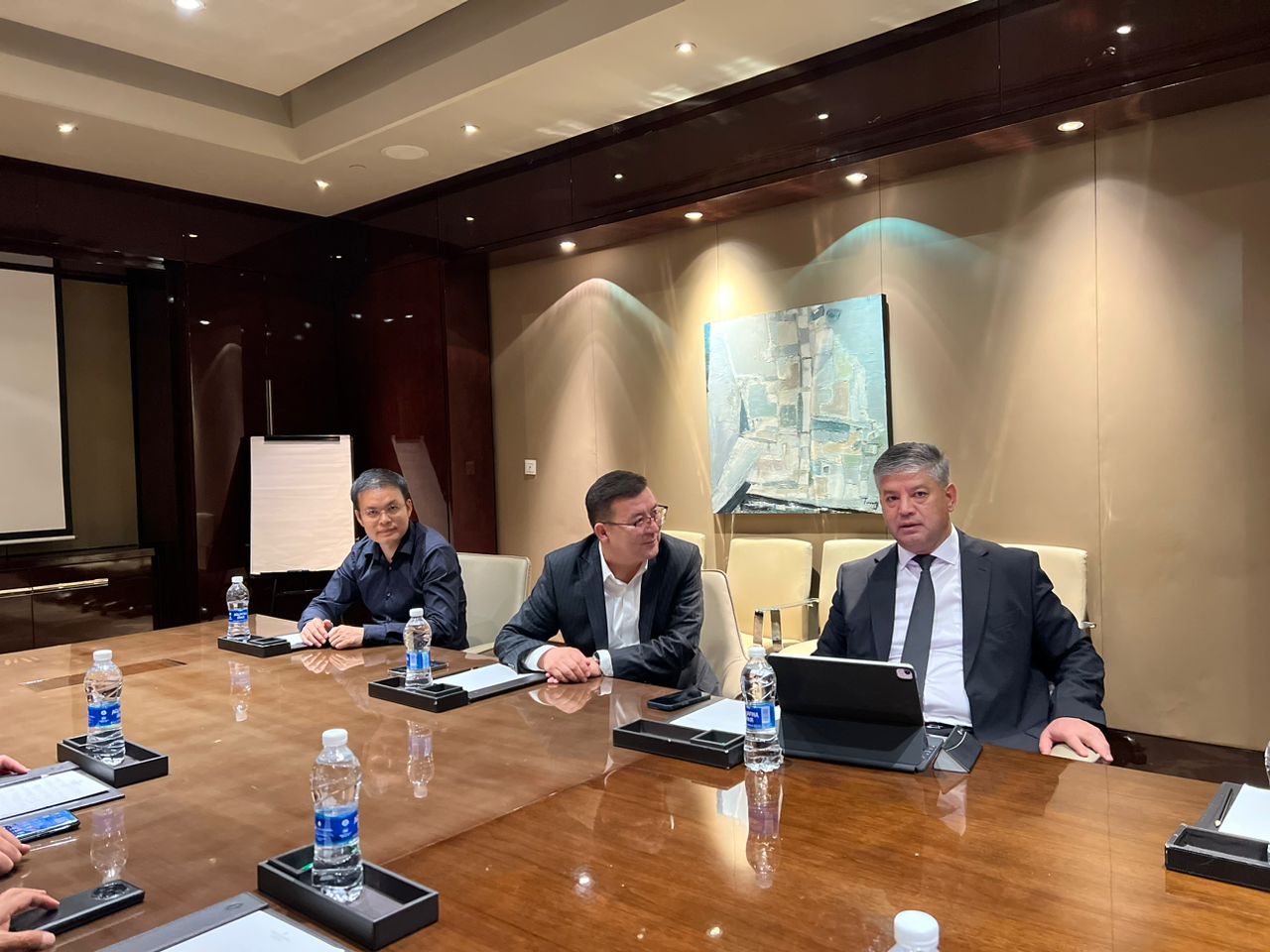Кыргыз Республикасынын Президентине караштуу Инвестициялар боюнча Улуттук агенттиктин башчысы Кытай компаниялары менен бир катар жолугушууларды өткөрдү.