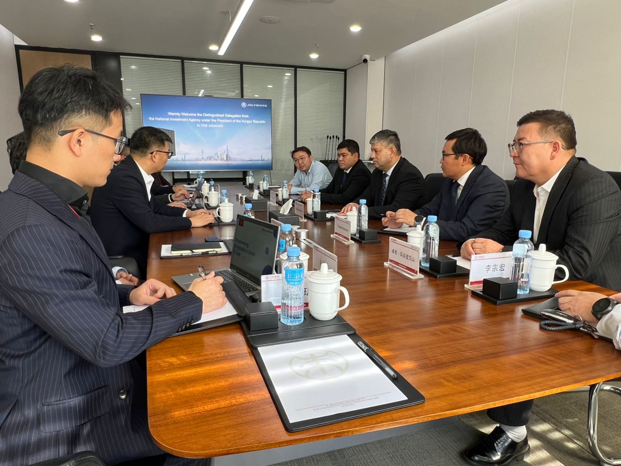Кыргыз Республикасынын Президентине караштуу Инвестициялар боюнча Улуттук агенттиктин башчысы Кытай компаниялары менен бир катар жолугушууларды өткөрдү.