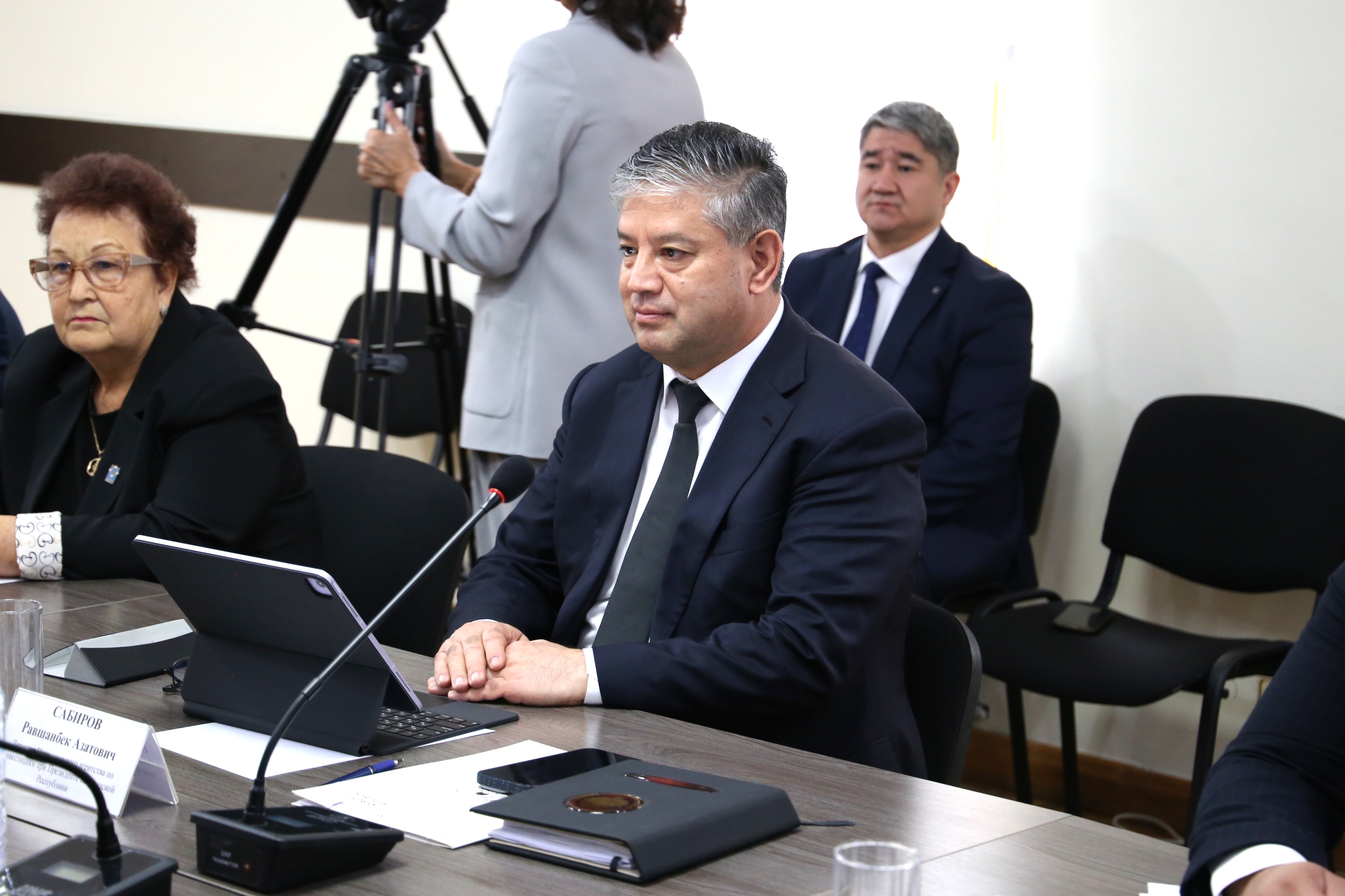 Кыргыз Республикасынын Президентине караштуу Инвестициялар боюнча улуттук агенттикте Директору Р.А. Сабиров Татарстан Республикасынын Премьер-министринин орун басары, татарлардын Дүйнөлүк Конгрессинин Улуттук Кеңешинин Төрагасы Васил Габтелгаязович Шайхразиев менен жолугушту.