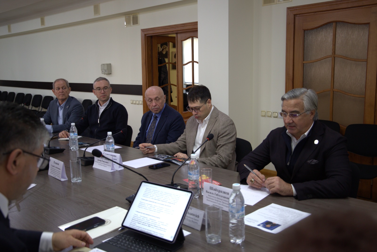 Кыргыз Республикасынын Президентине караштуу Инвестициялар боюнча улуттук агенттикте Директору Р.А. Сабиров Татарстан Республикасынын Премьер-министринин орун басары, татарлардын Дүйнөлүк Конгрессинин Улуттук Кеңешинин Төрагасы Васил Габтелгаязович Шайхразиев менен жолугушту.