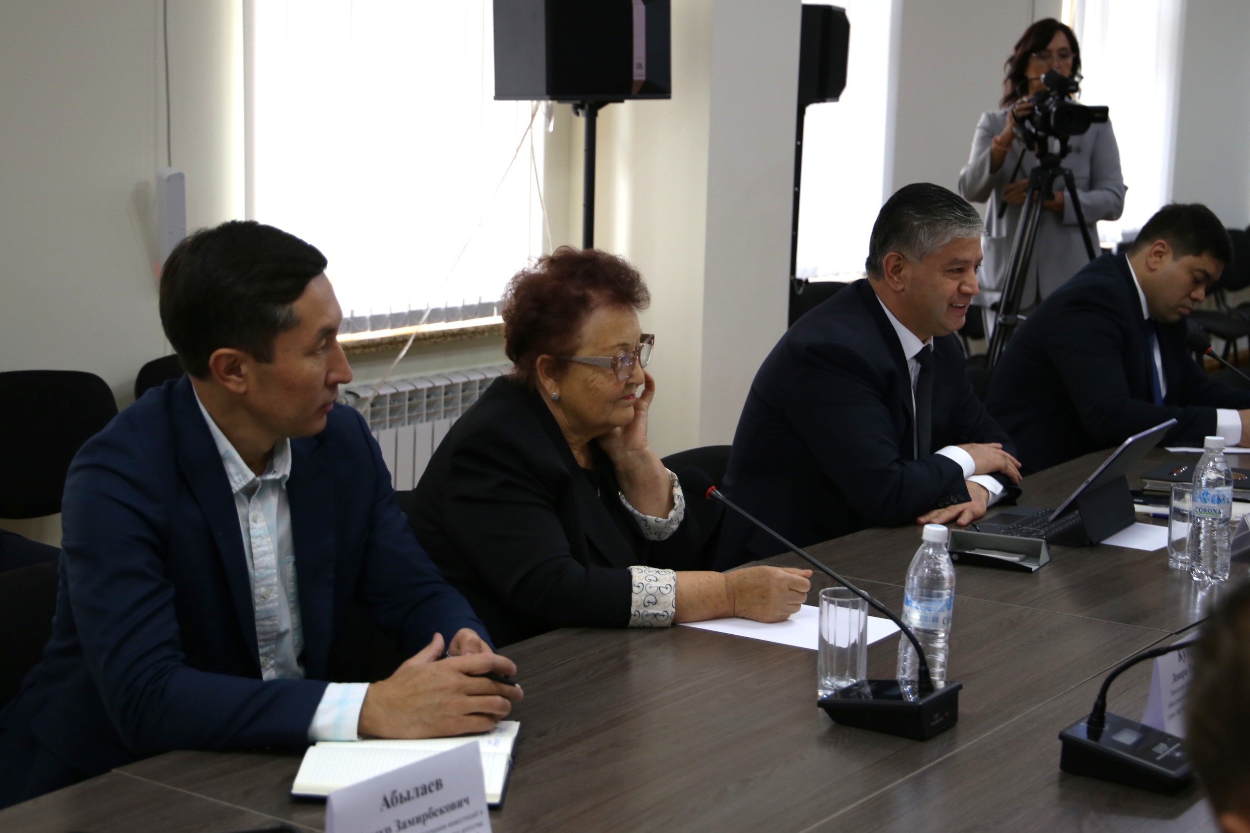 Кыргыз Республикасынын Президентине караштуу Инвестициялар боюнча улуттук агенттикте Директору Р.А. Сабиров Татарстан Республикасынын Премьер-министринин орун басары, татарлардын Дүйнөлүк Конгрессинин Улуттук Кеңешинин Төрагасы Васил Габтелгаязович Шайхразиев менен жолугушту.