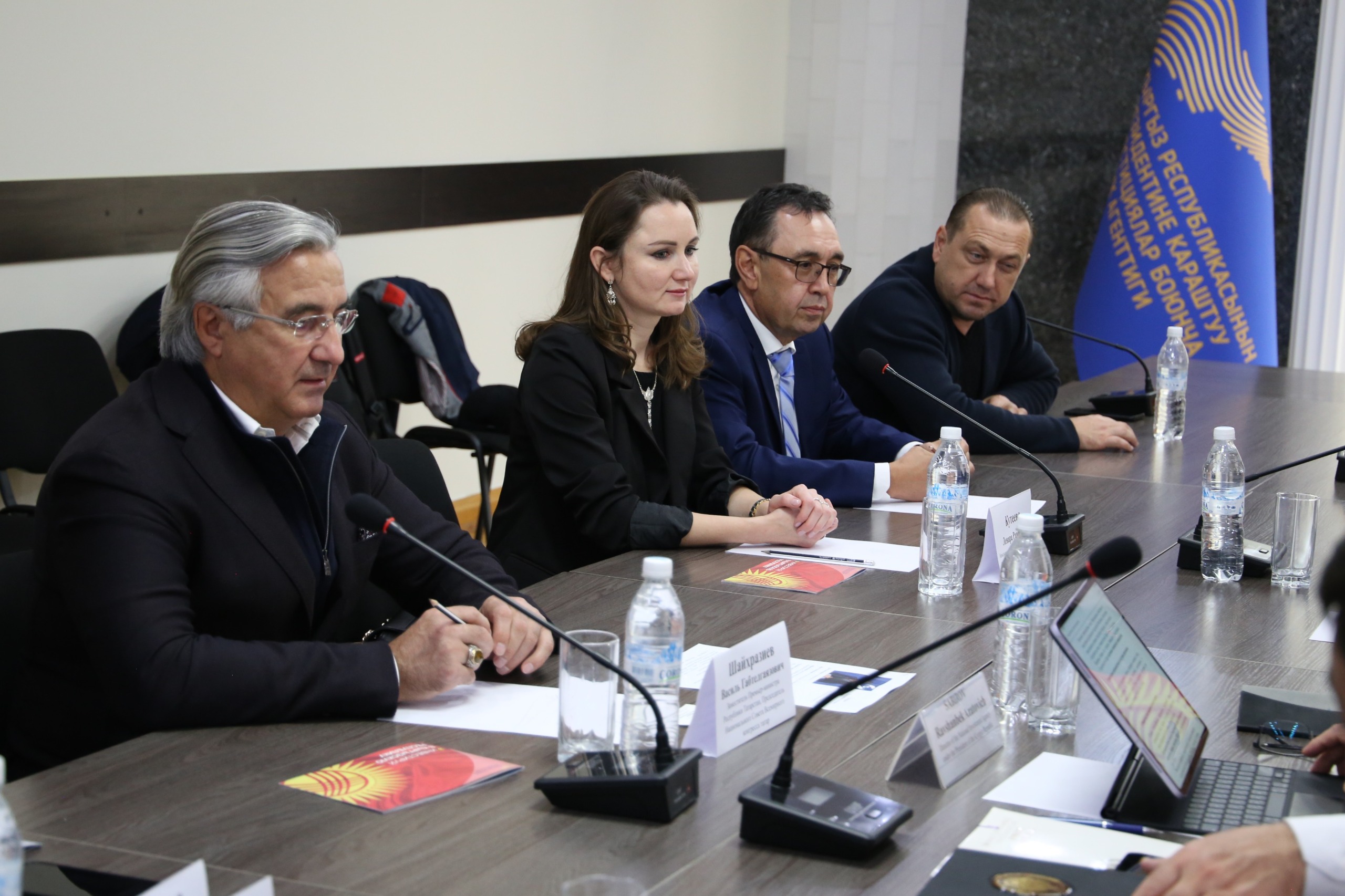 Кыргыз Республикасынын Президентине караштуу Инвестициялар боюнча улуттук агенттикте Директору Р.А. Сабиров Татарстан Республикасынын Премьер-министринин орун басары, татарлардын Дүйнөлүк Конгрессинин Улуттук Кеңешинин Төрагасы Васил Габтелгаязович Шайхразиев менен жолугушту.