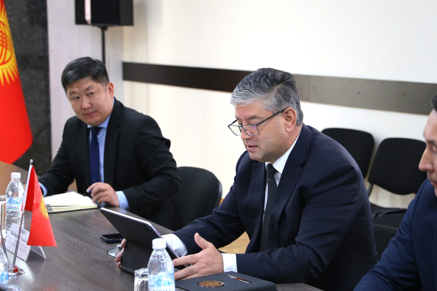 Кыргыз Республикасынын Президентине караштуу Инвестициялар боюнча улуттук агенттикте агенттиктин директору Равшанбек Сабиров менен Кытай Эл Республикасынын Кыргыз Республикасындагы Атайын жана Ыйгарым укуктуу элчиси Лю Цзянпин айымдын ортосунда жолугушуу өттү.