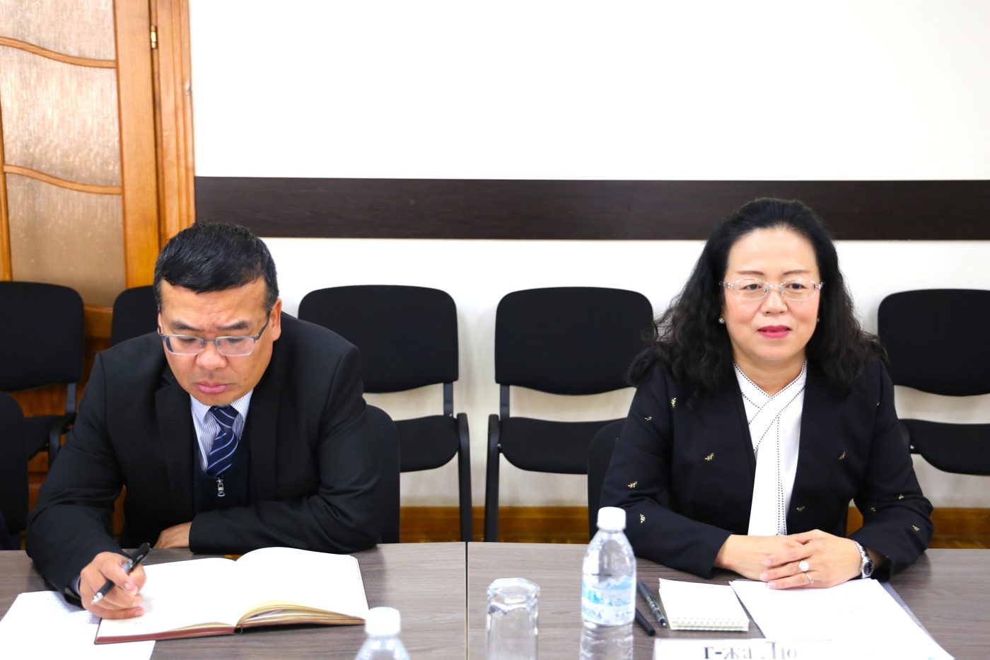 Кыргыз Республикасынын Президентине караштуу Инвестициялар боюнча улуттук агенттикте агенттиктин директору Равшанбек Сабиров менен Кытай Эл Республикасынын Кыргыз Республикасындагы Атайын жана Ыйгарым укуктуу элчиси Лю Цзянпин айымдын ортосунда жолугушуу өттү.