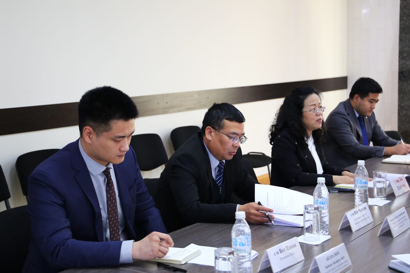 Кыргыз Республикасынын Президентине караштуу Инвестициялар боюнча улуттук агенттикте агенттиктин директору Равшанбек Сабиров менен Кытай Эл Республикасынын Кыргыз Республикасындагы Атайын жана Ыйгарым укуктуу элчиси Лю Цзянпин айымдын ортосунда жолугушуу өттү.