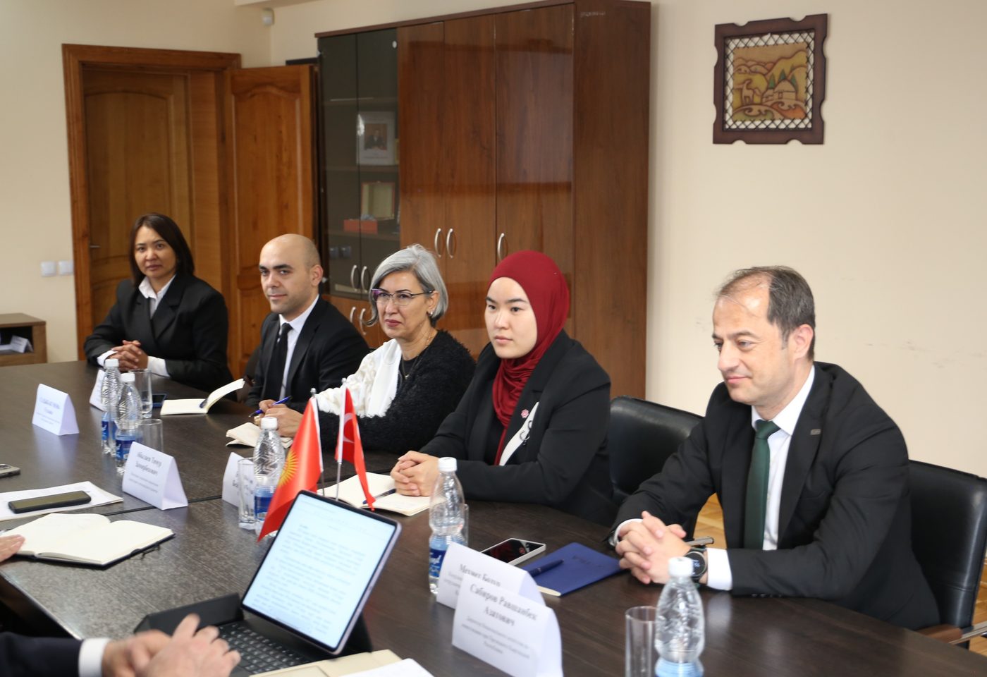 Кыргыз Республикасынын Президентине караштуу Инвестициялар боюнча Улуттук агенттикте Улуттук агенттиктин директору Р.А. Сабиров менен Түрк кызматташтык жана координация агенттигинин (TIKA) Кыргызстандагы координатору Мехмет Бодур мырзанын ортосунда жолугушуу болуп өттү.