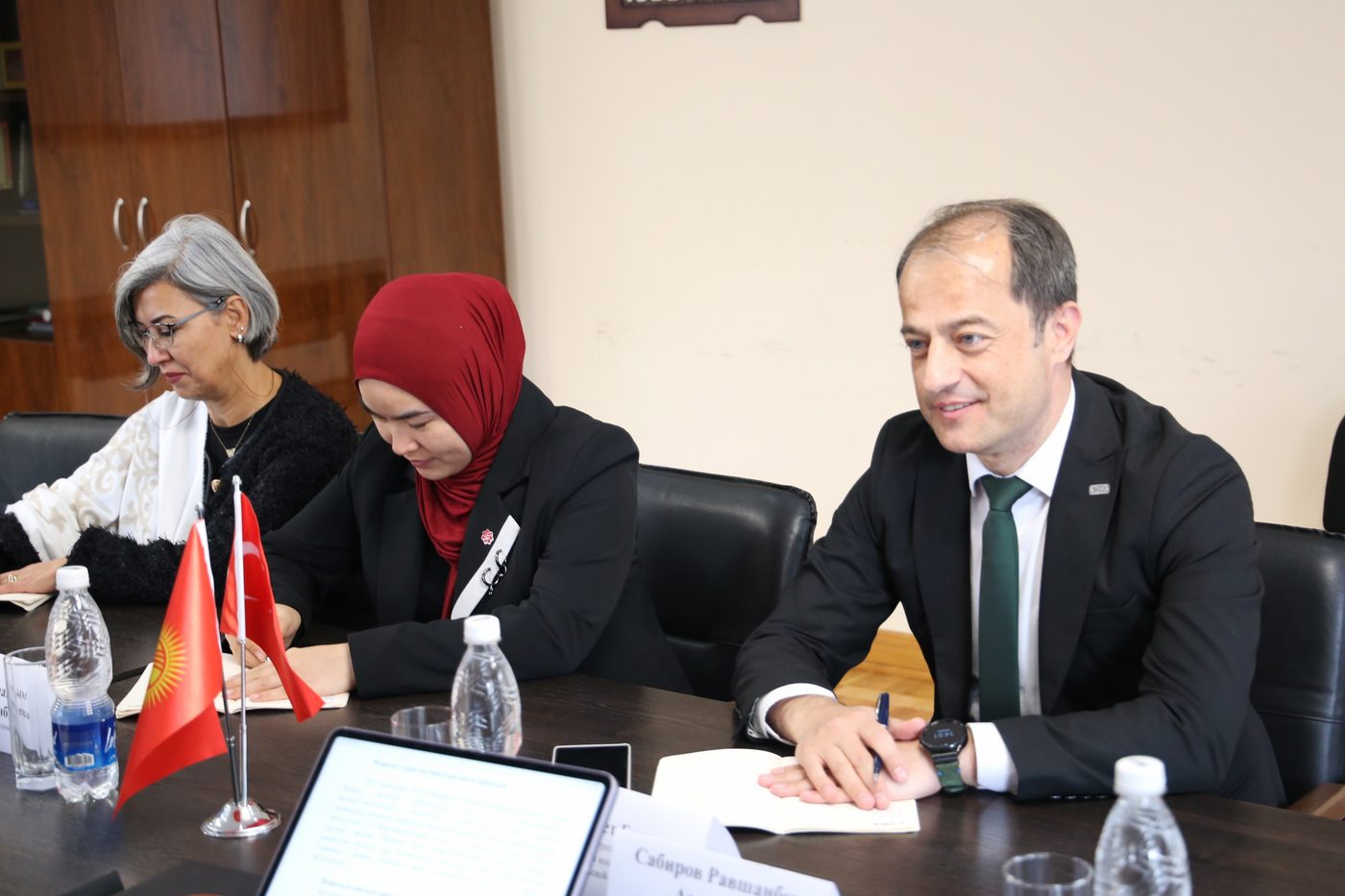 Кыргыз Республикасынын Президентине караштуу Инвестициялар боюнча Улуттук агенттикте Улуттук агенттиктин директору Р.А. Сабиров менен Түрк кызматташтык жана координация агенттигинин (TIKA) Кыргызстандагы координатору Мехмет Бодур мырзанын ортосунда жолугушуу болуп өттү.
