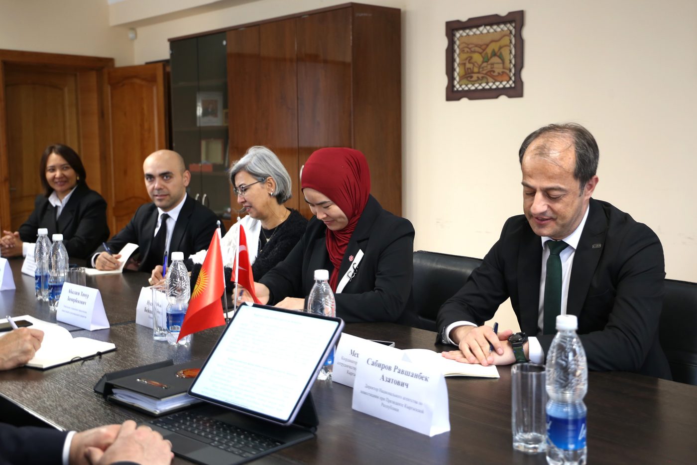 Кыргыз Республикасынын Президентине караштуу Инвестициялар боюнча Улуттук агенттикте Улуттук агенттиктин директору Р.А. Сабиров менен Түрк кызматташтык жана координация агенттигинин (TIKA) Кыргызстандагы координатору Мехмет Бодур мырзанын ортосунда жолугушуу болуп өттү.