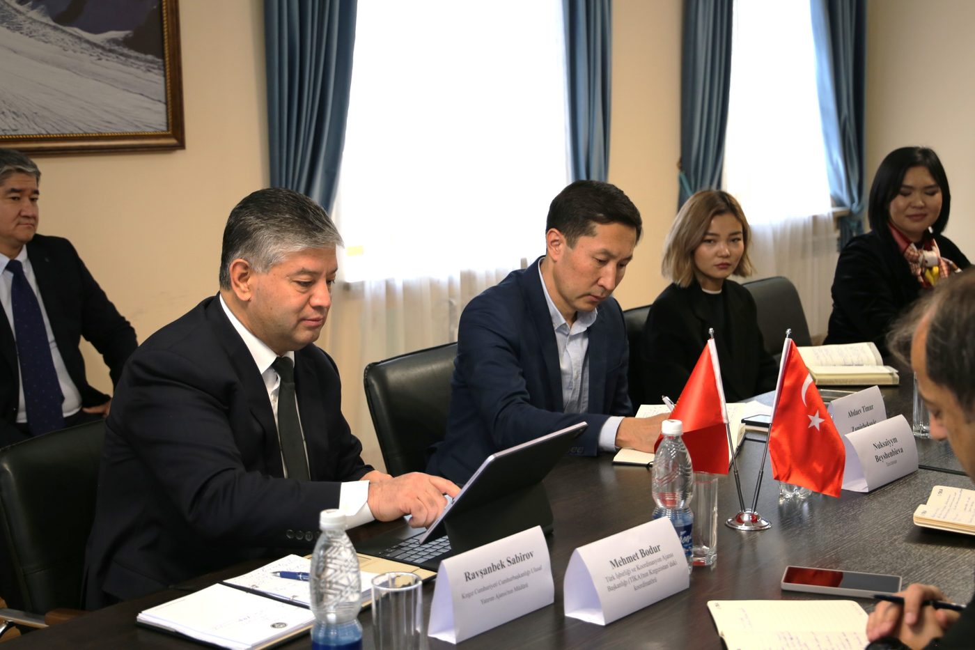 Кыргыз Республикасынын Президентине караштуу Инвестициялар боюнча Улуттук агенттикте Улуттук агенттиктин директору Р.А. Сабиров менен Түрк кызматташтык жана координация агенттигинин (TIKA) Кыргызстандагы координатору Мехмет Бодур мырзанын ортосунда жолугушуу болуп өттү.
