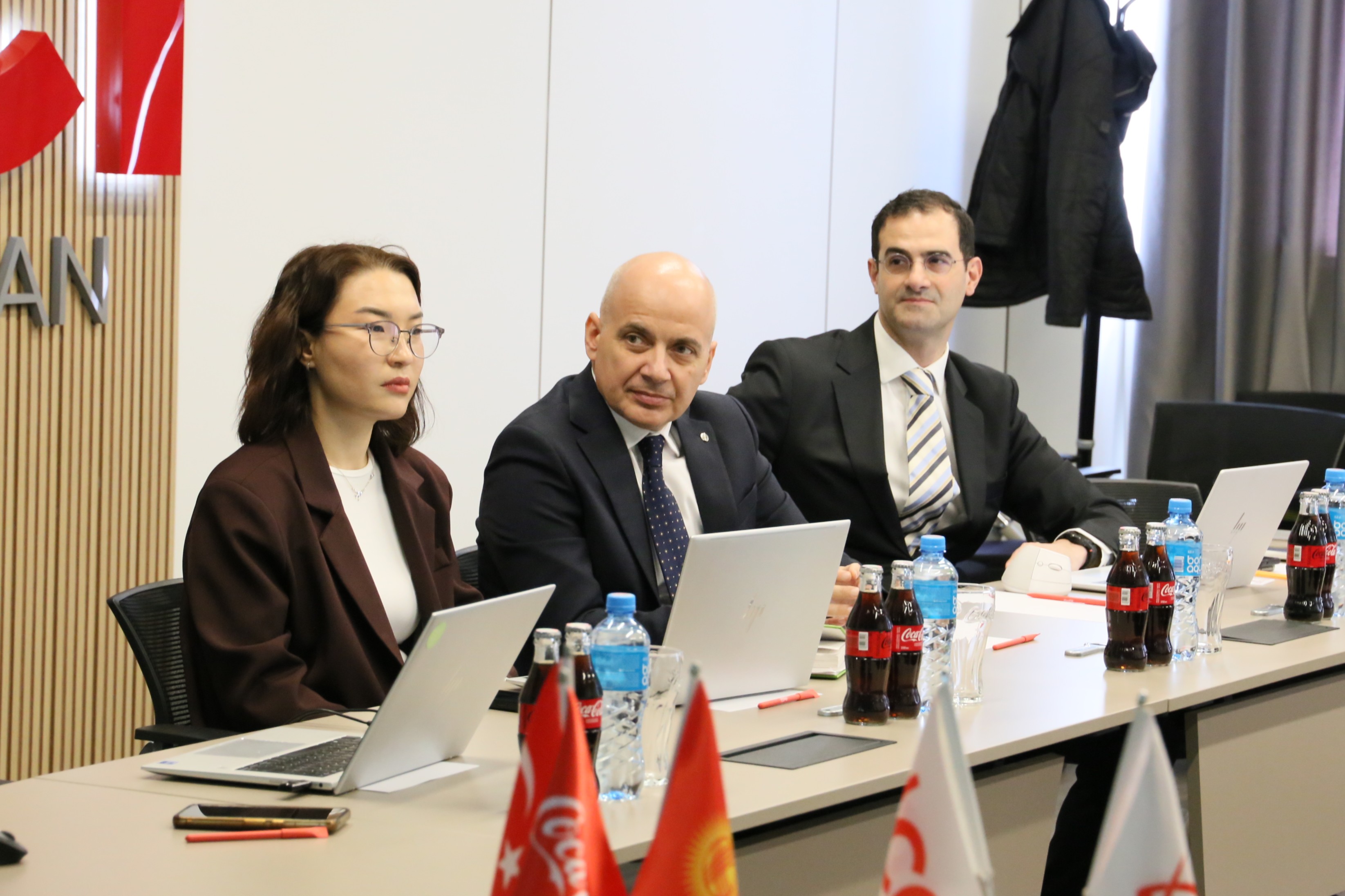 2026-жылдын 27-мартында Кыргыз Республикасынын Президентине караштуу Инвестициялар боюнча улуттук агенттиктин Башчысы Бишкек шаарындагы ЖЧК «Кока-Кола Бишкек Боттлерс» заводуна иш сапары менен барды