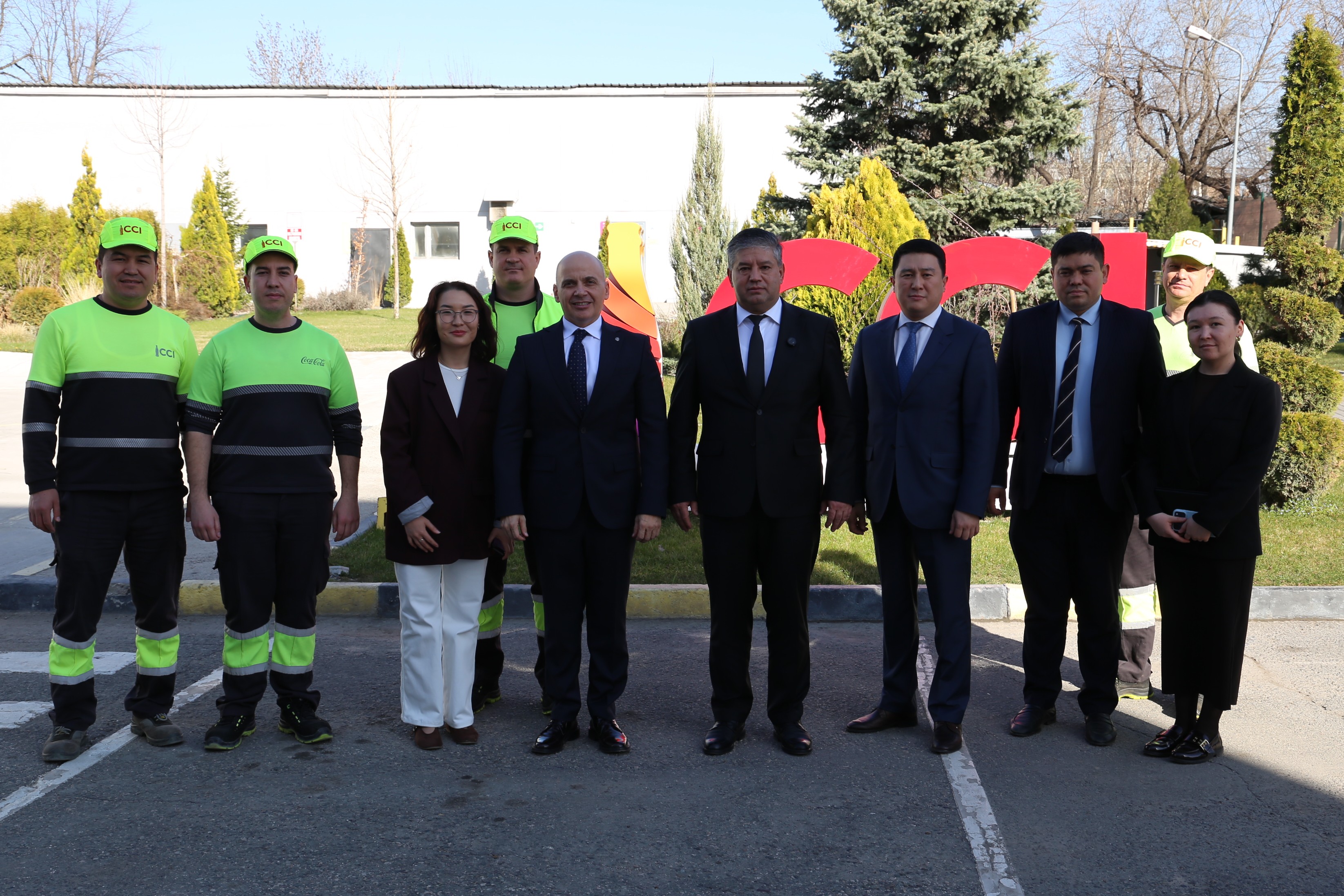 2026-жылдын 27-мартында Кыргыз Республикасынын Президентине караштуу Инвестициялар боюнча улуттук агенттиктин Башчысы Бишкек шаарындагы ЖЧК «Кока-Кола Бишкек Боттлерс» заводуна иш сапары менен барды