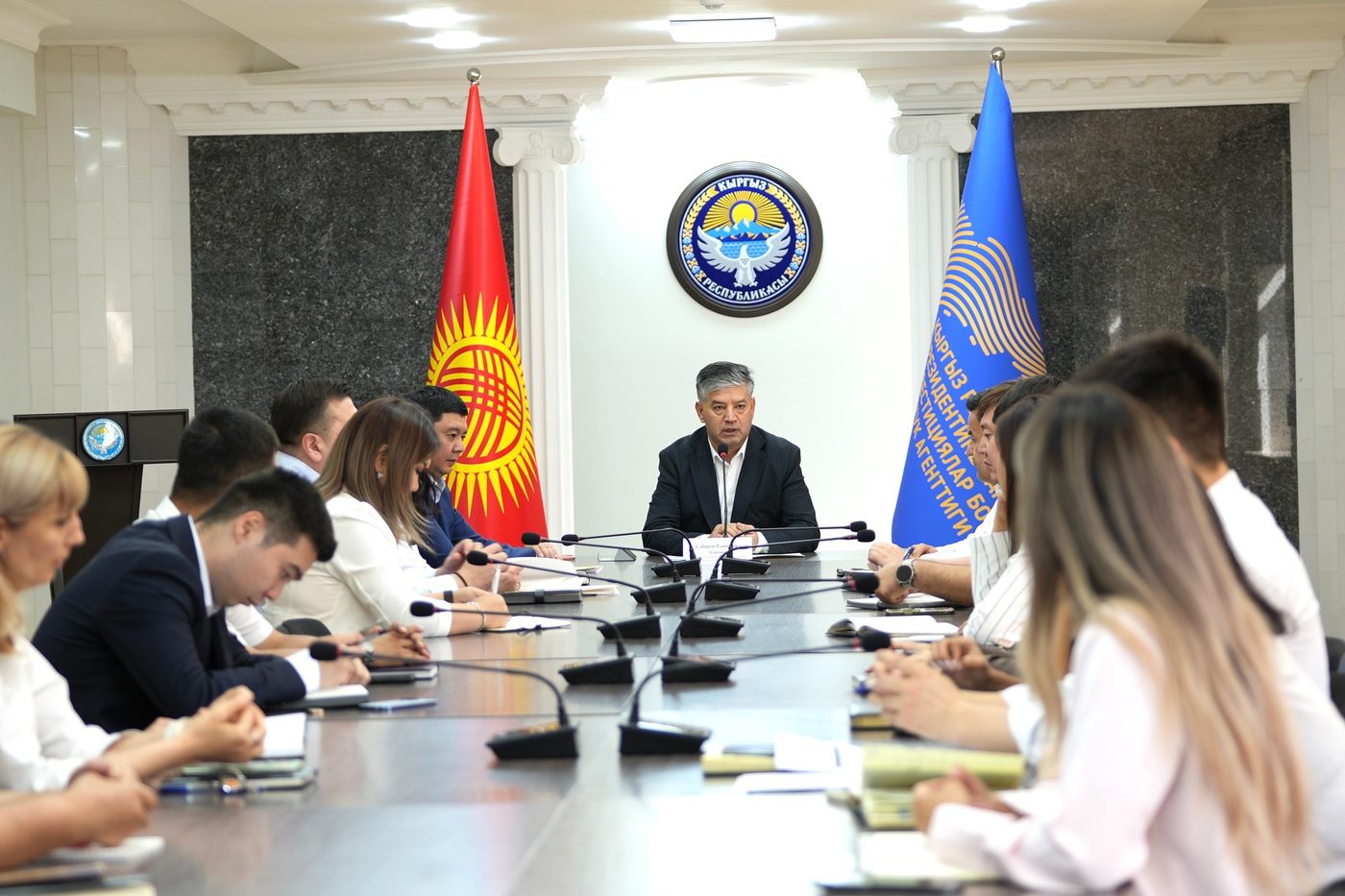 El jefe de la Agencia Nacional de Inversiones del Presidente de la República de Kirguistán felicitó a los funcionarios públicos por su día profesional