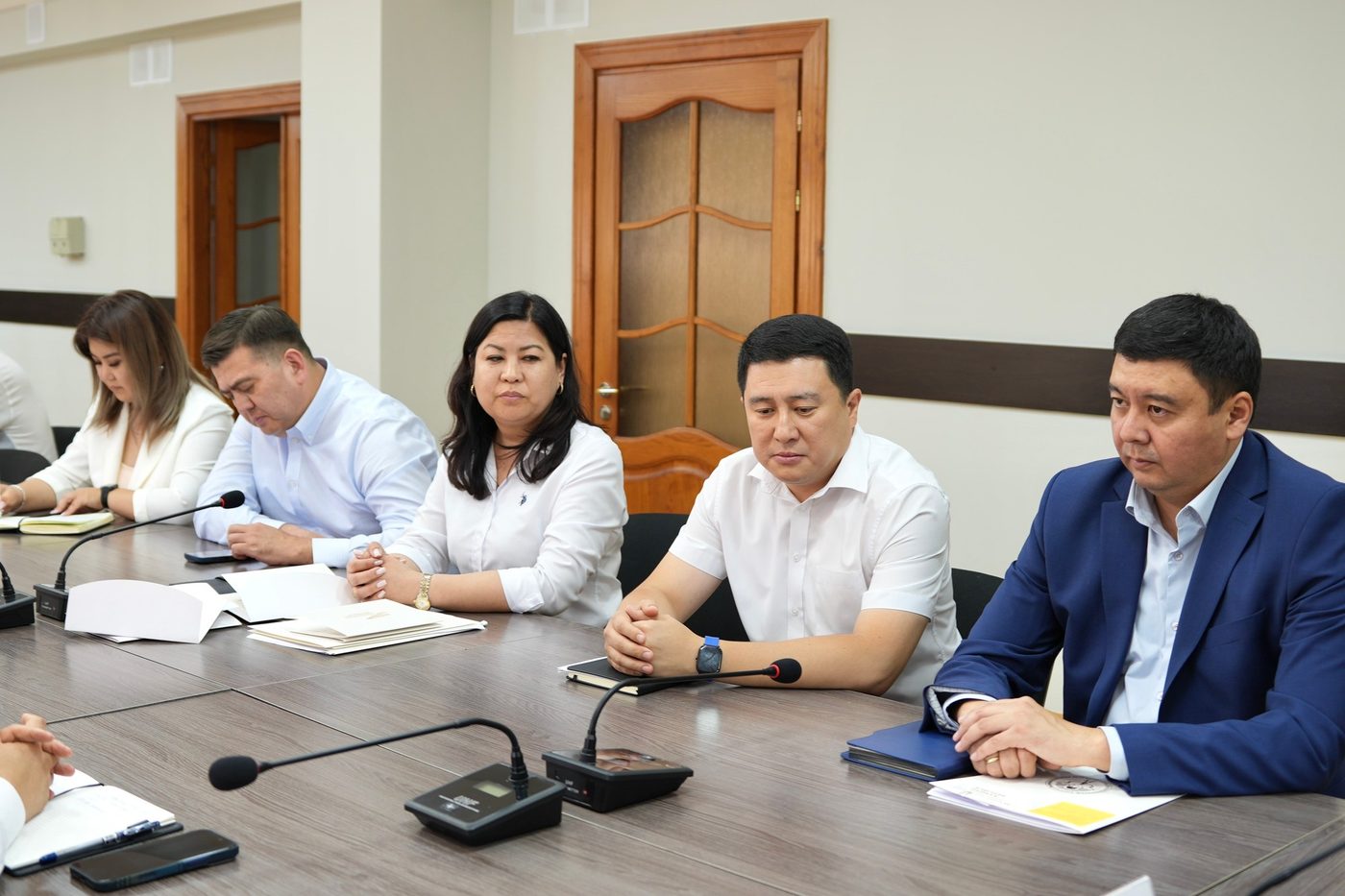 El jefe de la Agencia Nacional de Inversiones del Presidente de la República de Kirguistán felicitó a los funcionarios públicos por su día profesional