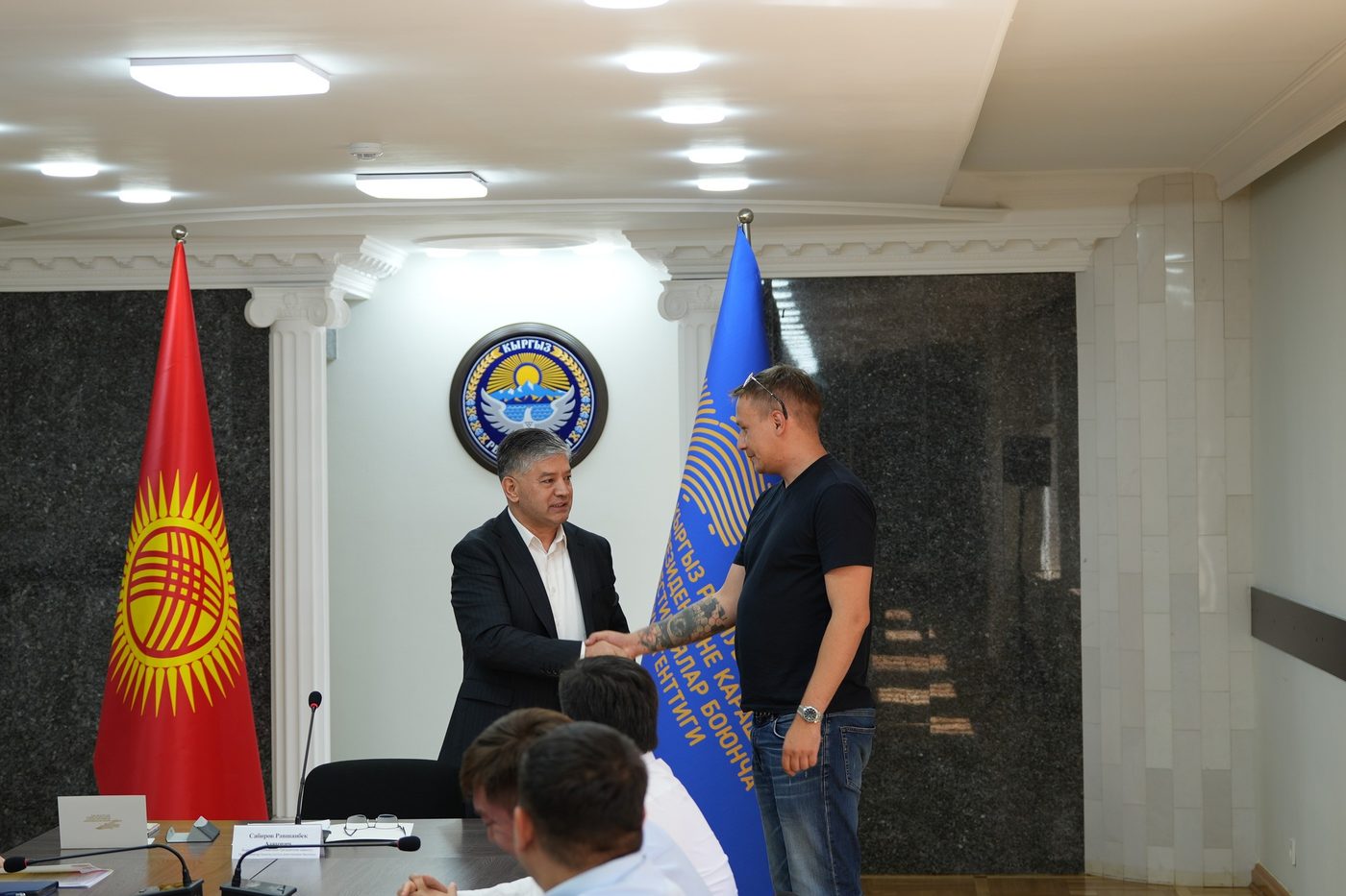 El jefe de la Agencia Nacional de Inversiones del Presidente de la República de Kirguistán felicitó a los funcionarios públicos por su día profesional