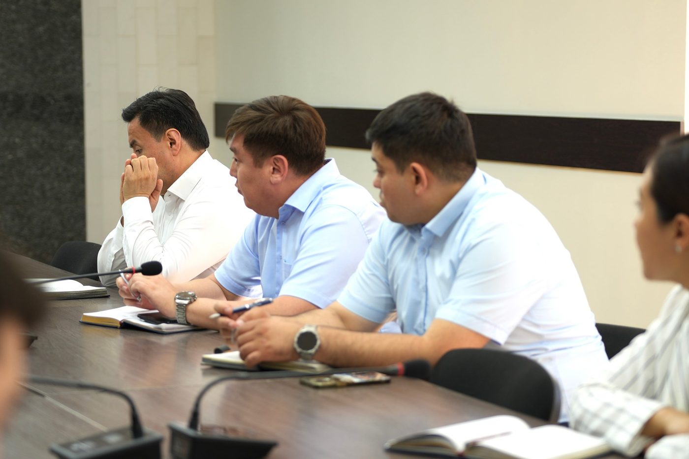 El jefe de la Agencia Nacional de Inversiones del Presidente de la República de Kirguistán felicitó a los funcionarios públicos por su día profesional