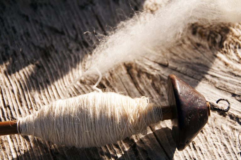 Spinning thread. Веретено фото. Переработка шерсти овец. Как обрабатывали шерсть. Virgin Wool