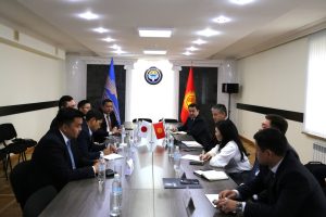 Сегодня в Национальном агентстве по инвестициям при Президенте Кыргызской Республики состоялась встреча Директора Агентства Равшанбека Сабирова с делегацией из Японии и Монголии во главе с легендой мирового спорта — 69-м ёкодзуной, многократным чемпионом по сумо Хакухо Сё.