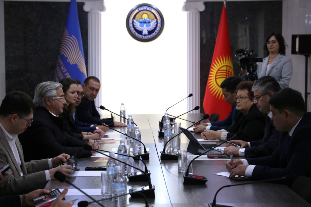 В Национальном агентстве по инвестициям при Президенте Кыргызской Республики состоялась встреча Директора Национального агентства     Сабирова Р.А. с Заместителем Премьер-министра Республики Татарстан, Председателем Национального Совета Всемирного конгресса татар Василем Габтелгаязовичем Шайхразиевым.