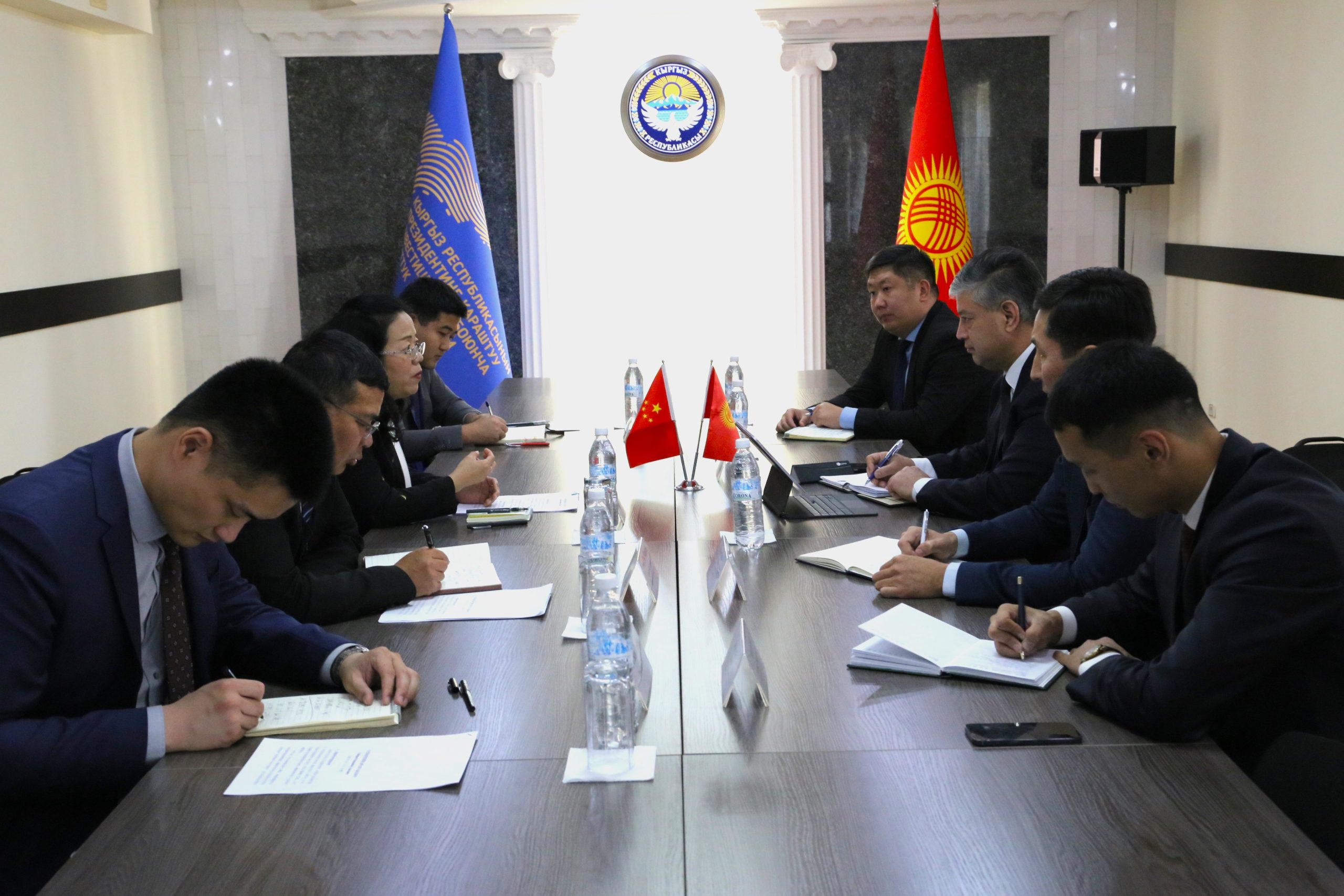 В Национальном агентстве по инвестициям при Президенте Кыргызской Республики состоялась встреча Директора Агентства Равшанбека Сабирова с Чрезвычайным и Полномочным Послом Китайской Народной Республики в Кыргызской Республике госпожой Лю Цзянпин.