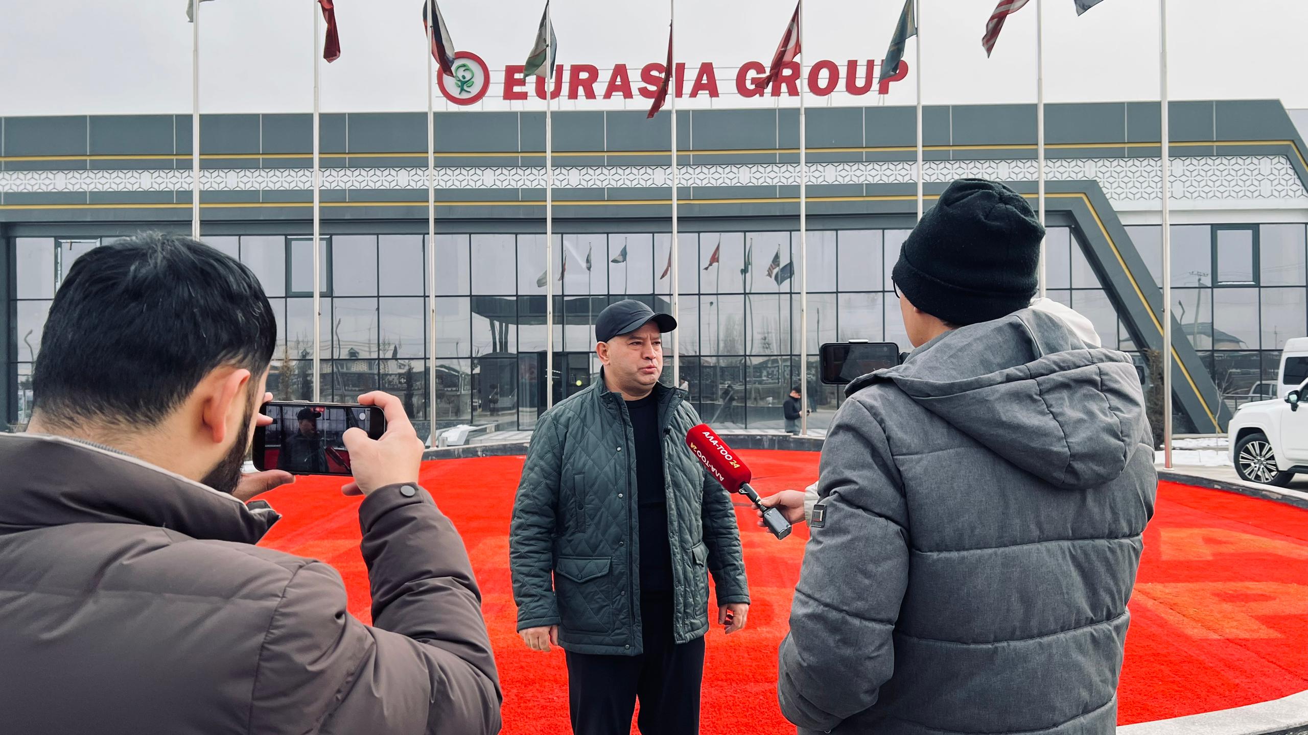 Глава Национального агентства по инвестициям при Президенте Кыргызской Республики Равшанбек Сабиров посетил швейную фабрику «Евразия Групп» в Ошской области