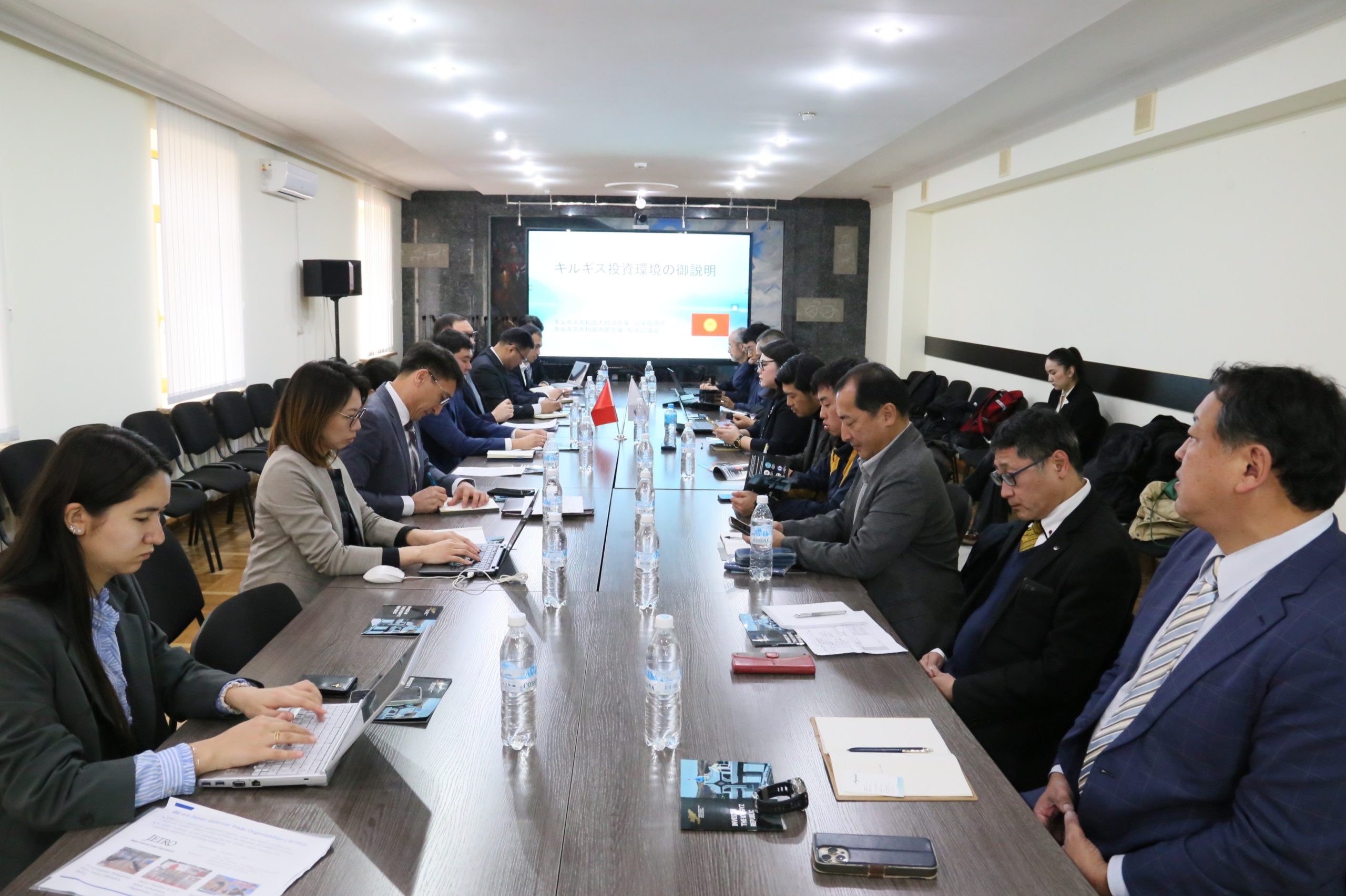 Инвестициялар боюнча улуттук агенттикте Япониянын бизнес-делегациясы менен жолугушуу өттү